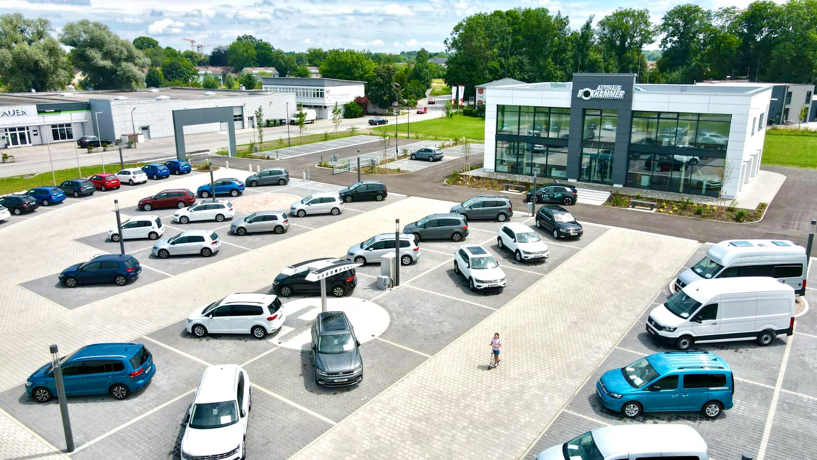 Luftaufnahme des Boxhammer Gebrauchtwagenparks mit Verkaufsgebäude bei Tag